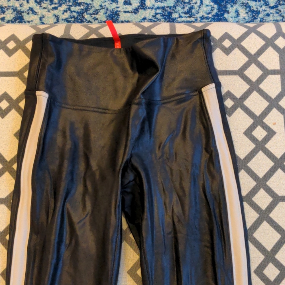 Spanx leggings med black faux leather white stripe